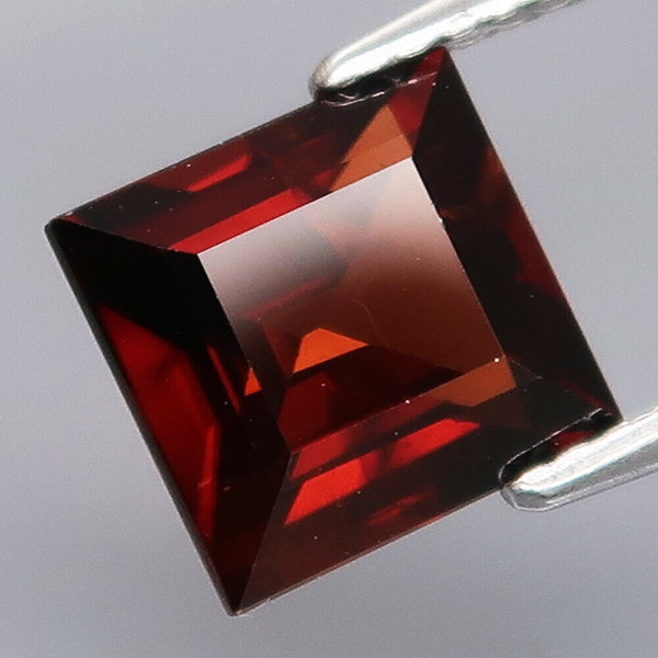 Красный циркон фото Красный циркон 3.52ct купить в интернет-магазине в СПб