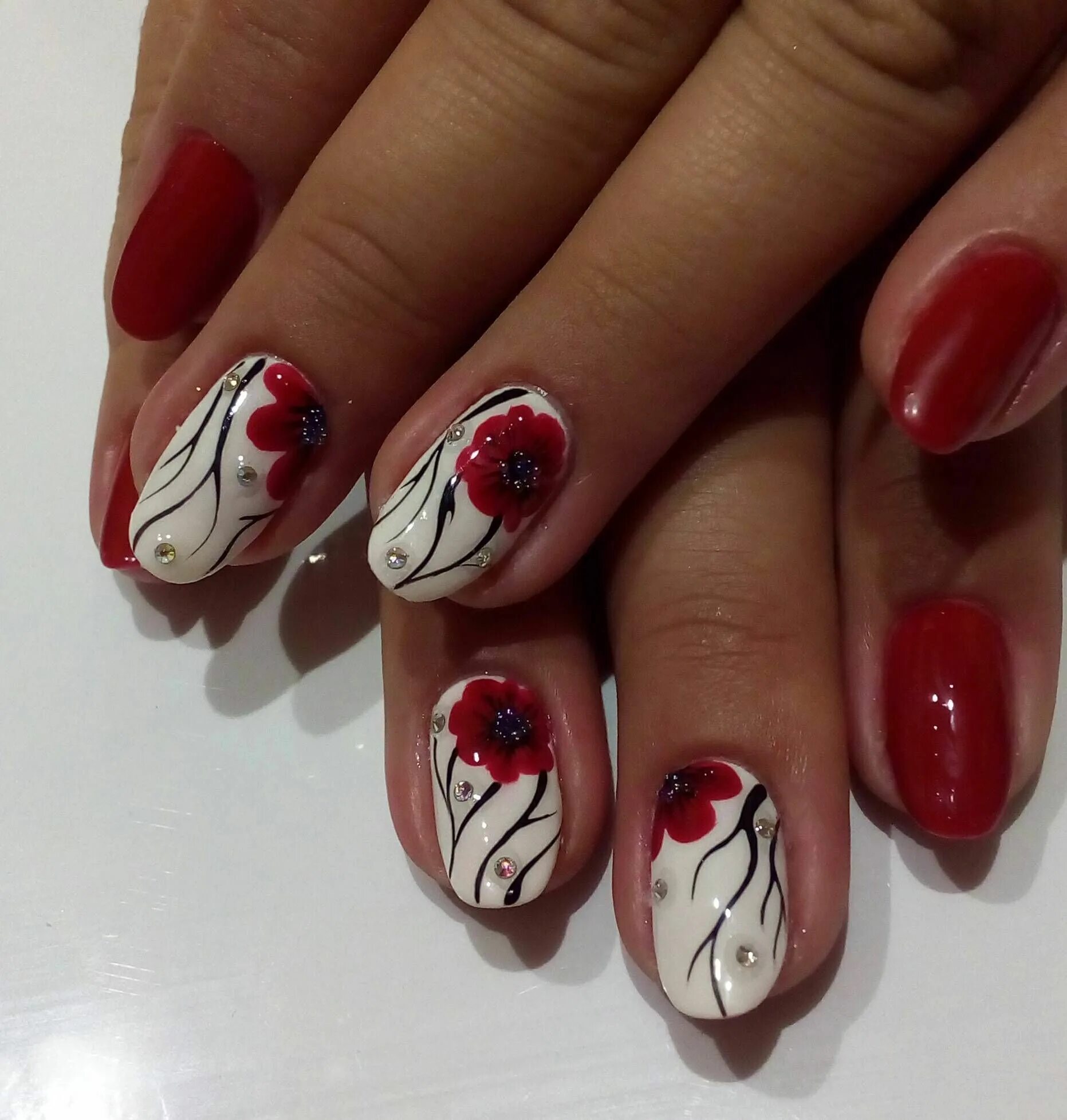 Красный цвет дизайн ногтей с цветами Luxury maroon poppies in summer manicure Nails design with rhinestones, Manicure