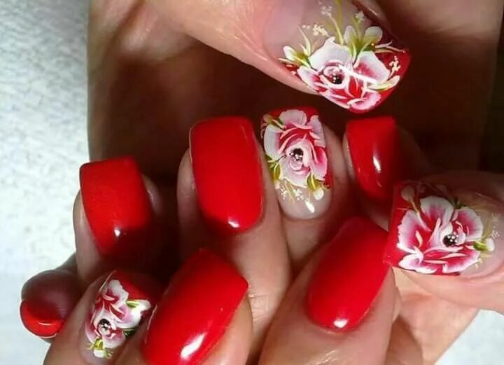 Красный цвет дизайн ногтей с цветами Pin på nails Naglar