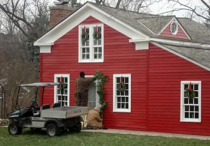 Красный цвет дома фото Red Houses Red house exterior, House paint color combination, Exterior house pai