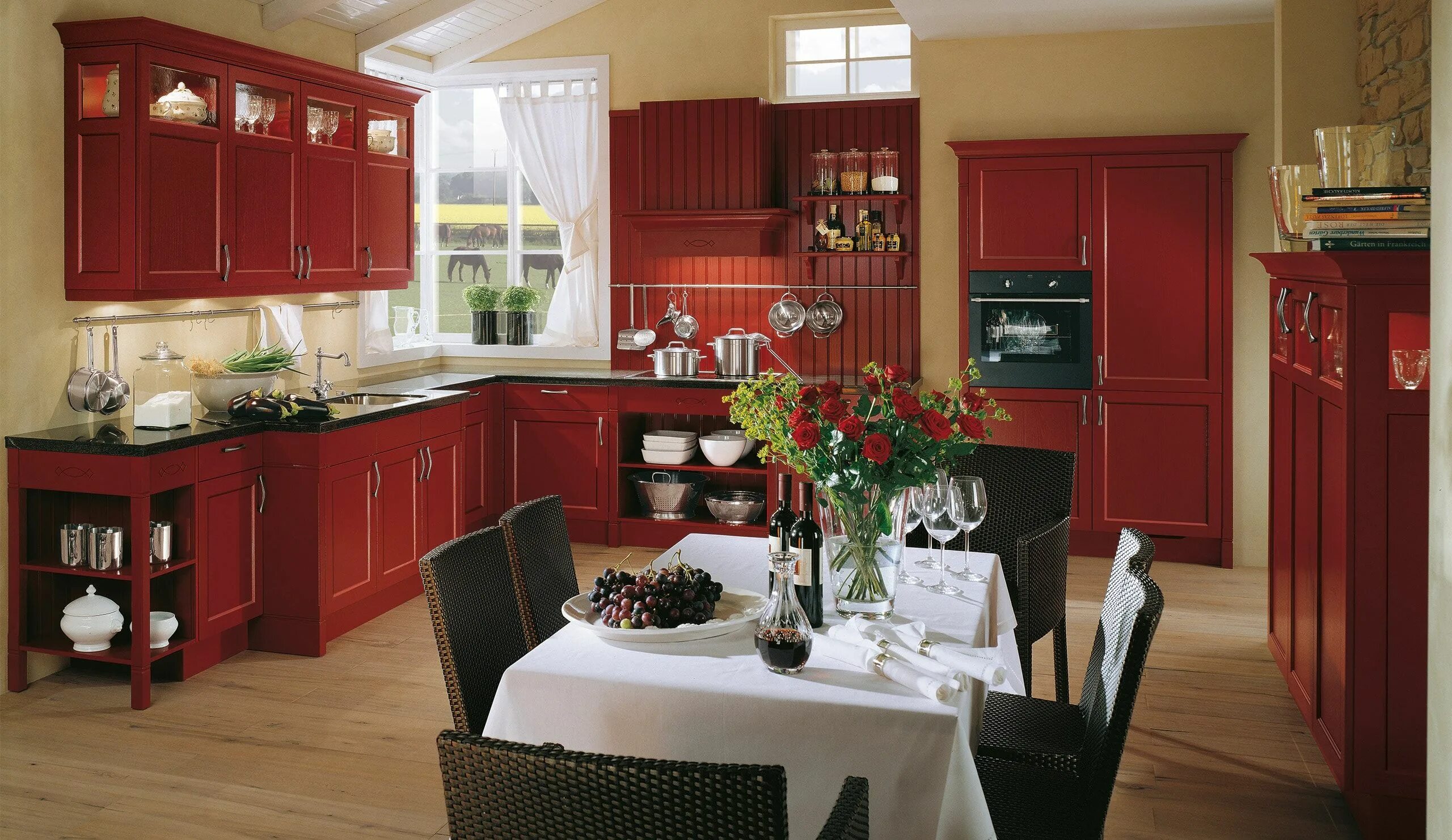 Красный цвет интерьере кухни фото Landhaus-Einbauküche Systema 6035-Karminrot - küchenquelle Country kitchen desig