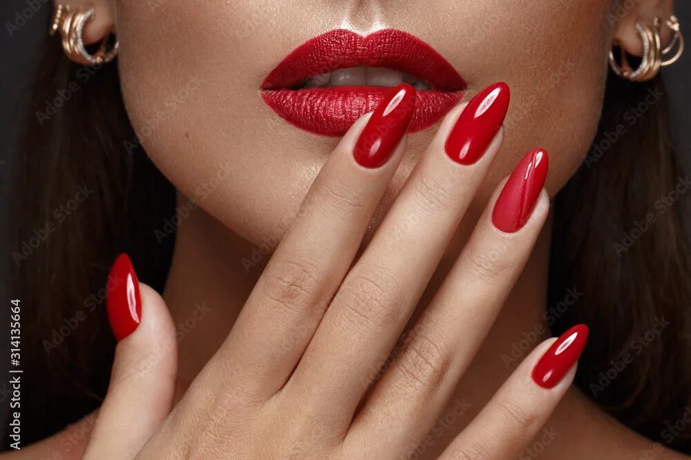 Красный цвет маникюра о чем говорит Beautiful girl with a classic make-up and red nails. Manicure design. Beauty fac