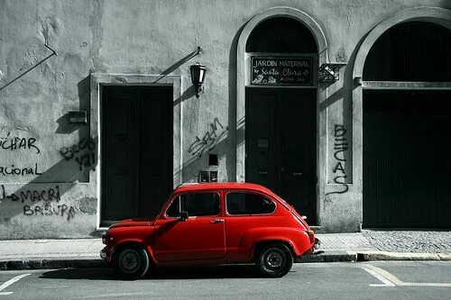 Красный цвет на черно белом фото Fiat 600 Selective color photography, Color photography, Red photography