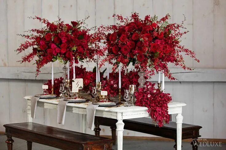 Красный цветок в интерьере Autumn Romance - WedLuxe Magazine Wedding decorations centerpieces, Wedding deco