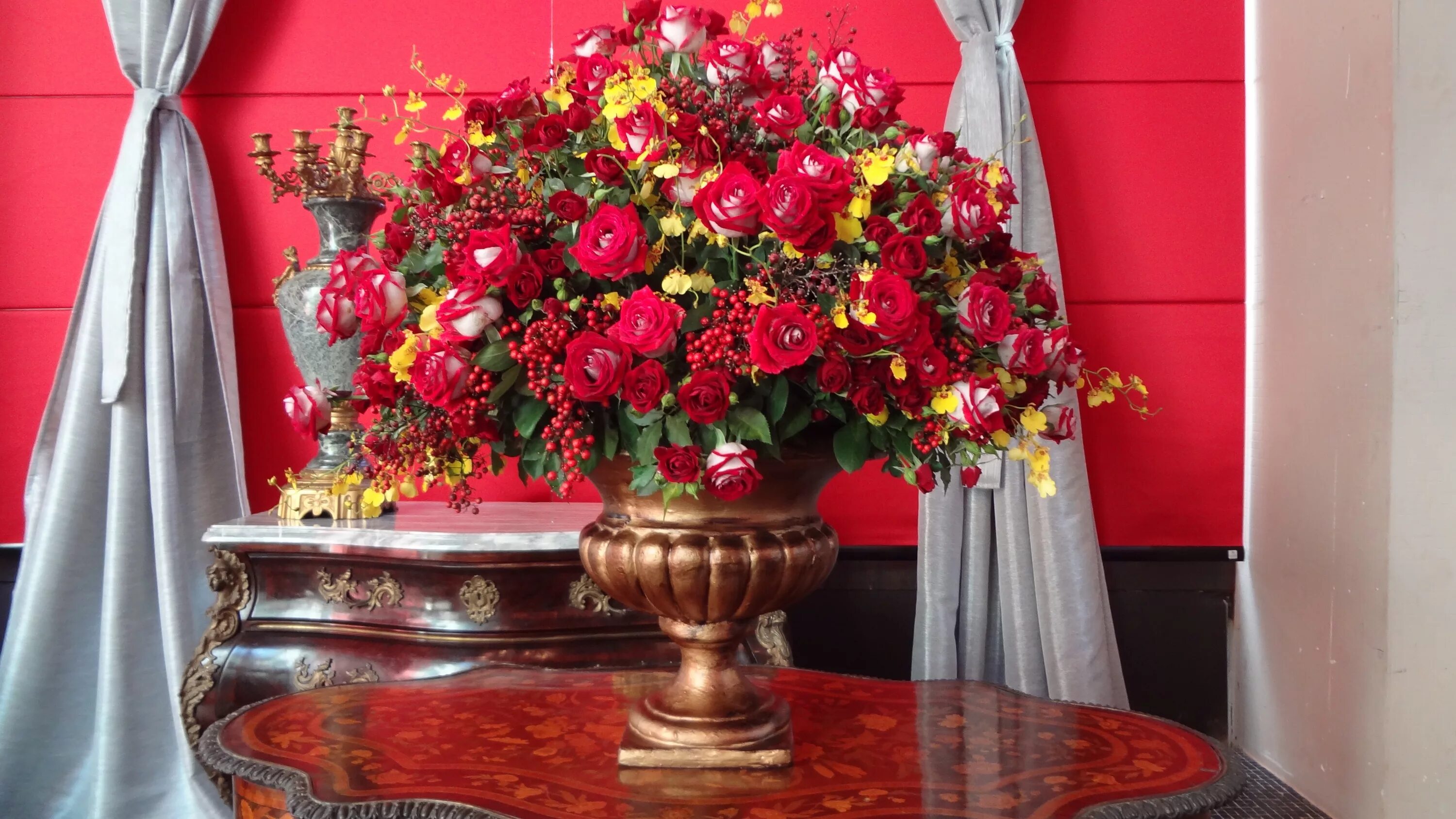 Красный цветок в интерьере Images Gratuites : plante, fleur, rouge, arrangement de fleurs, décoration de No