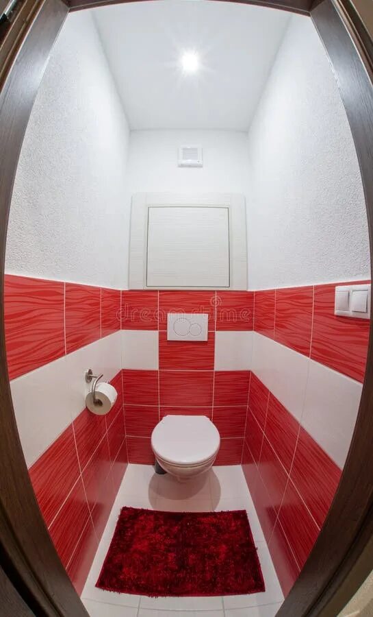 Красный туалет фото Small red and white toilet stock photo. Image of design - 85543154