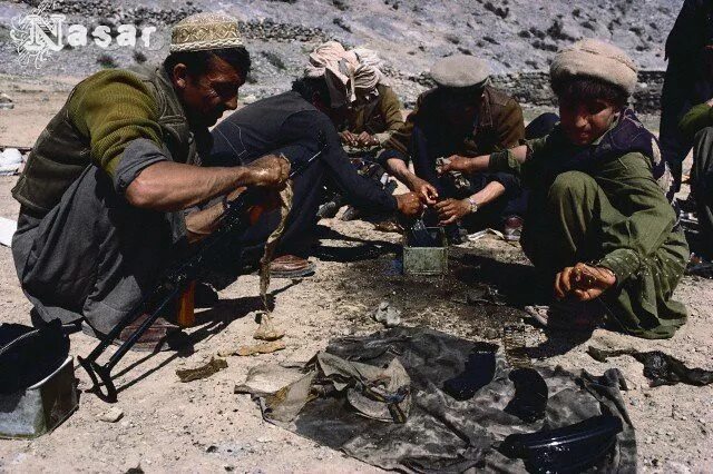 Красный тюльпан афганистан фото на человеке Afghan Mujahideen Cleaning Rifles Before Attack May-June 1. Flickr