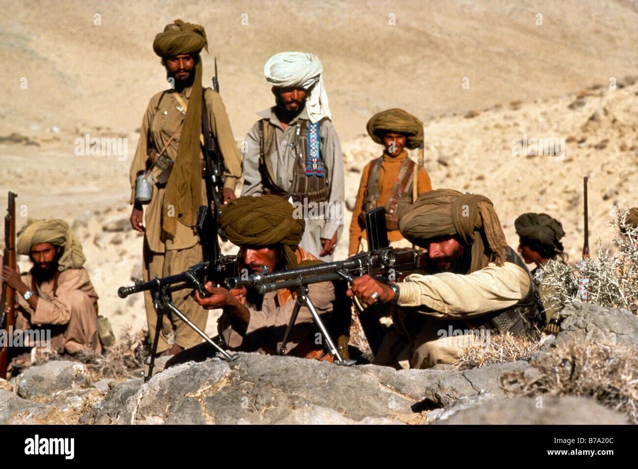 Красный тюльпан афганистан фото на человеке Afghanistan Mojahedeen Afghan Rebels With Machine Guns Stock Photo - Alamy