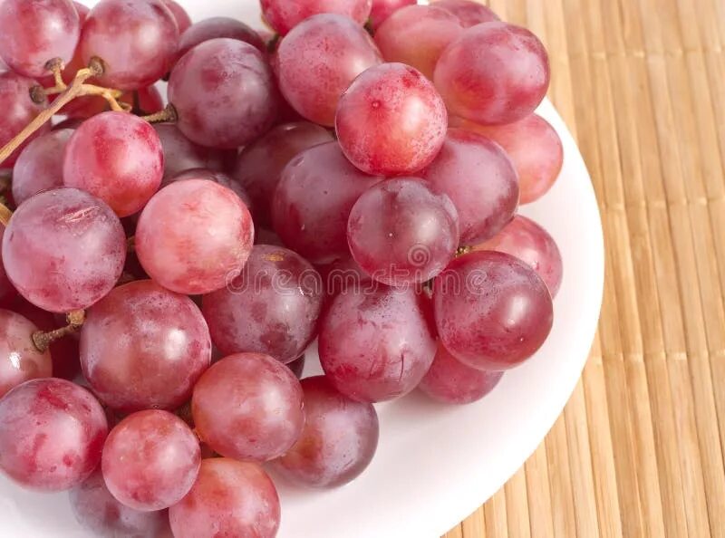 Красный виноград фото Red Grape Branch in White Plate on Straw Tray Clo Stock Photo - Image of sweet, 