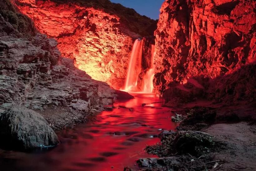 Красный водопад фото 10 магических фото неоновых водопадов