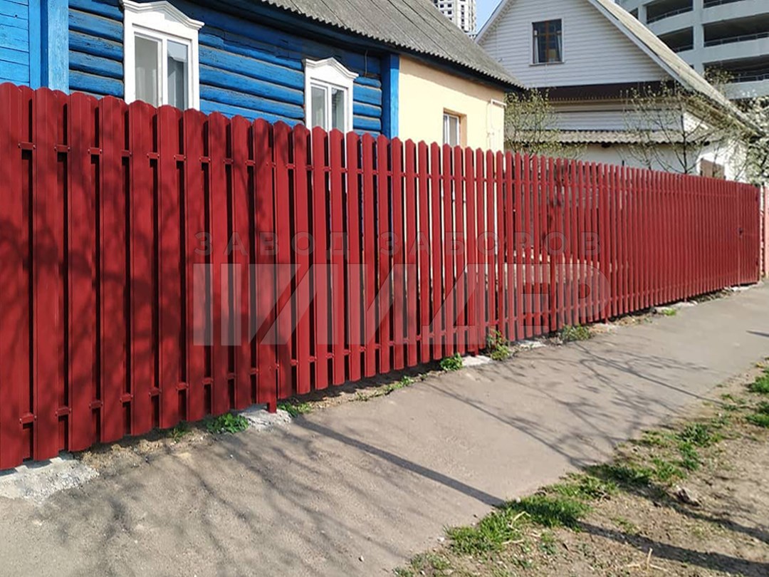 Красный забор фото Красный забор из металлического штакетника ЕШ-123 - купить в Москве, цена, фото,
