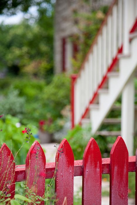 Красный забор фото LBB Member Submission Anne and JB's Fredericksbur Red Red cottage, Colorful rose