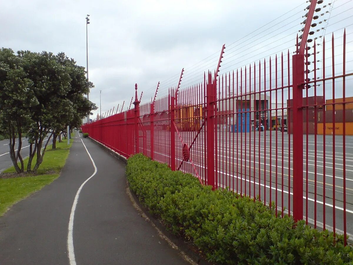 Красный забор фото Файл:Ports of Auckland Fence Path.jpg - Вікіпедія