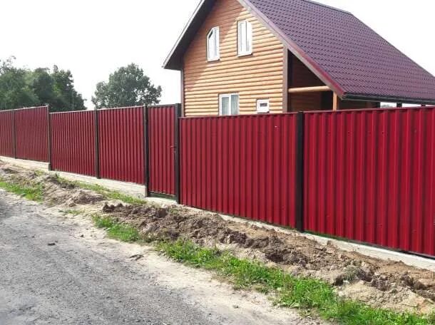 Красный забор фото Заборы из профнастила - строительство заборов из профлиста