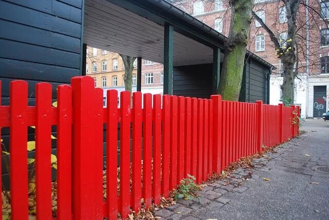Красный забор фото Red picket fence Fence gate design, Modern fence design, Modern fence