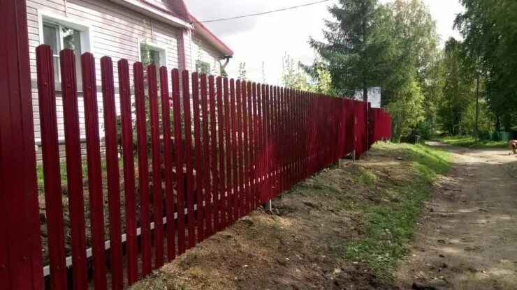 Красный забор фото Евроштакетник металлический 110 мм RAL 3005 полукруглый двусторонний 0.5 мм купи
