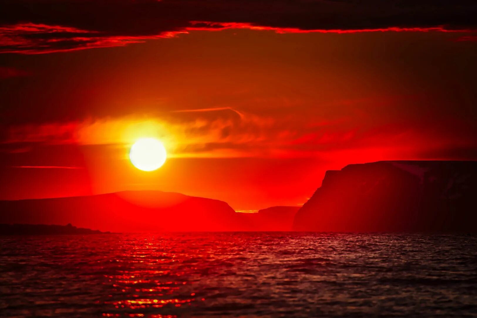 Красный закат фото A very red night sunset off the northern coast of Iceland. #sunsetphotography #t
