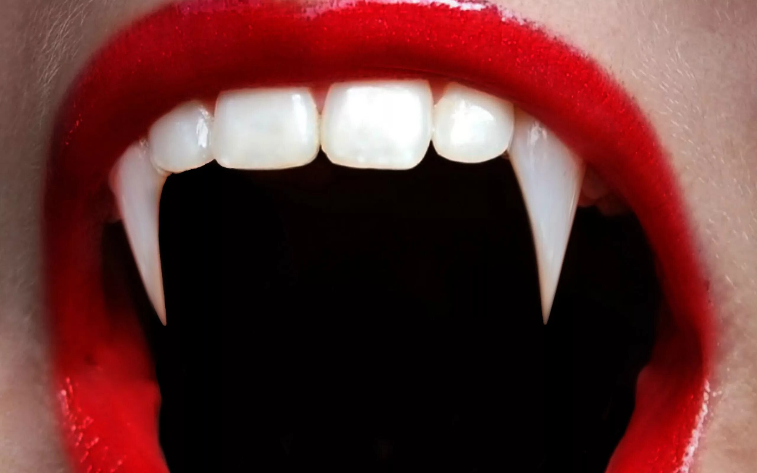 Красный зуб фото A character from Twilight or True Blood would have teeth implants to properly di