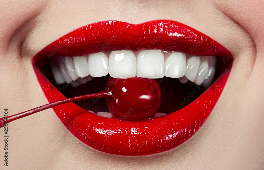 Красный зуб фото Red lips close-up with bright red cherries at the mouth. beautiful white teeth. 