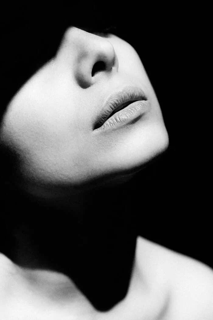 Красота фото черно белое black and white portrait, woman's face in the dim light, with the lips set ... -
