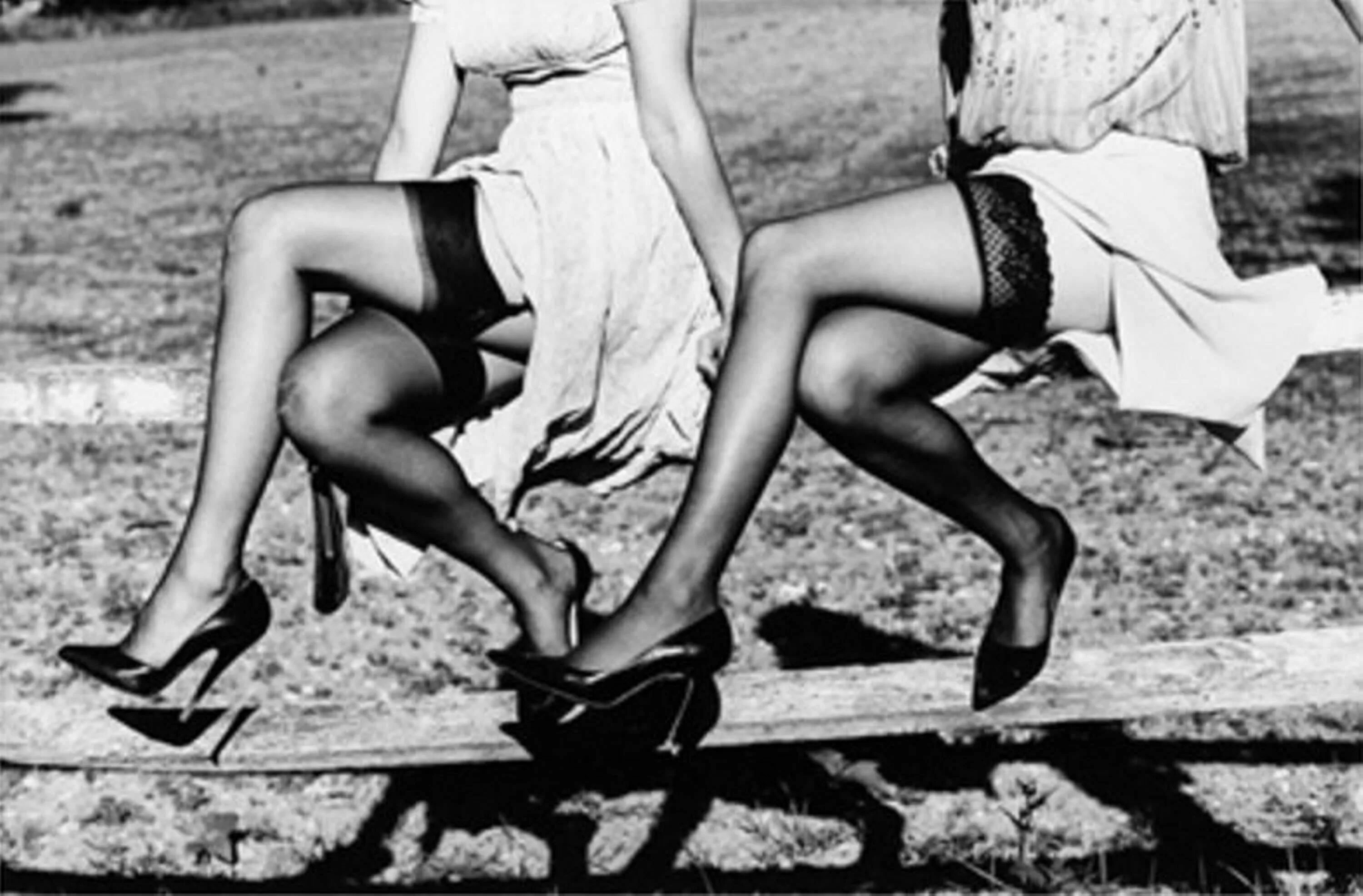 Красотка ретро фото Ellen von Unwerth - Leg Show II - Models in Stockings sitting on a fence, fine a
