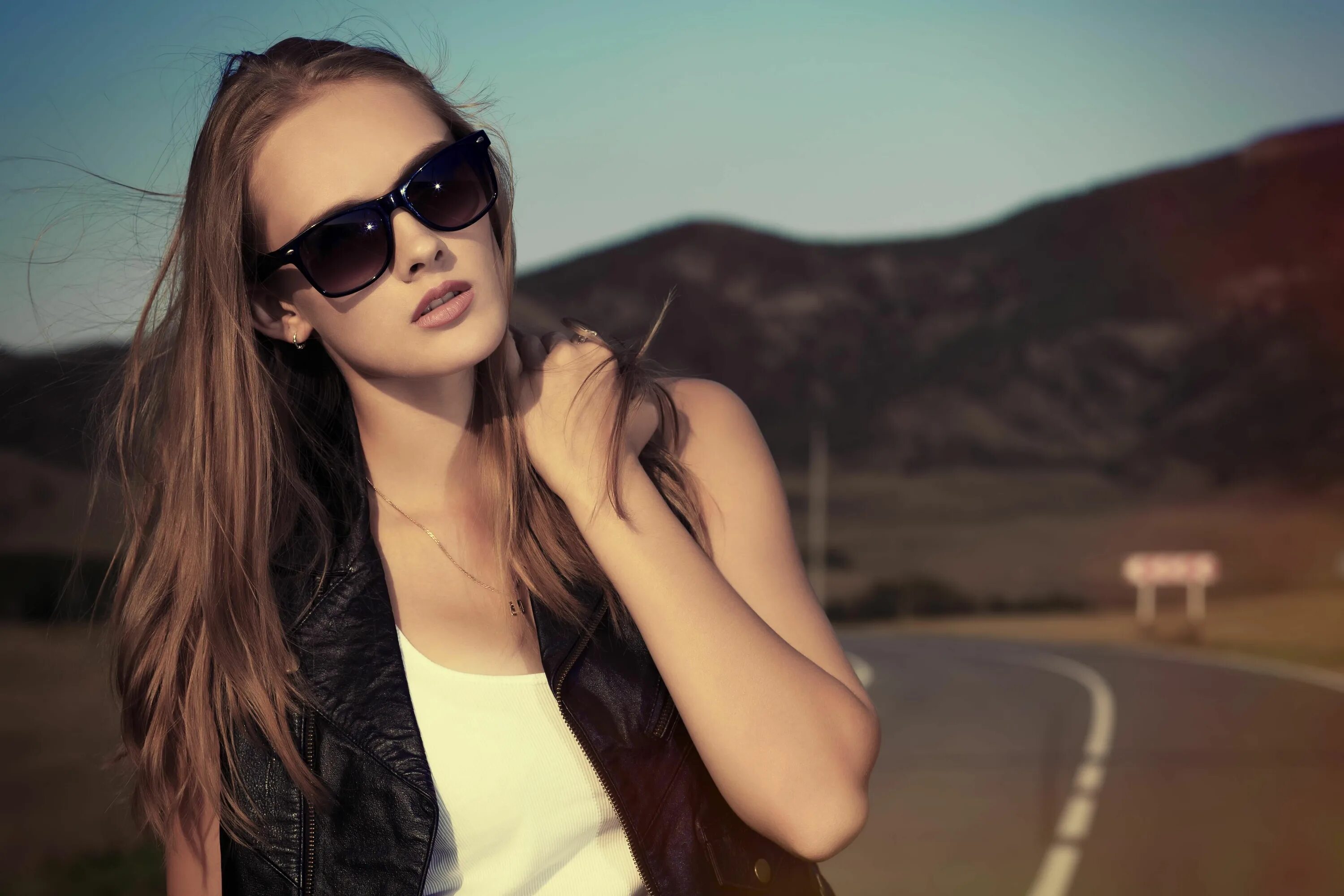 Красотка в очках фото women's black leather vest #road #girl #sunglasses hair. the wind #5K #wallpaper