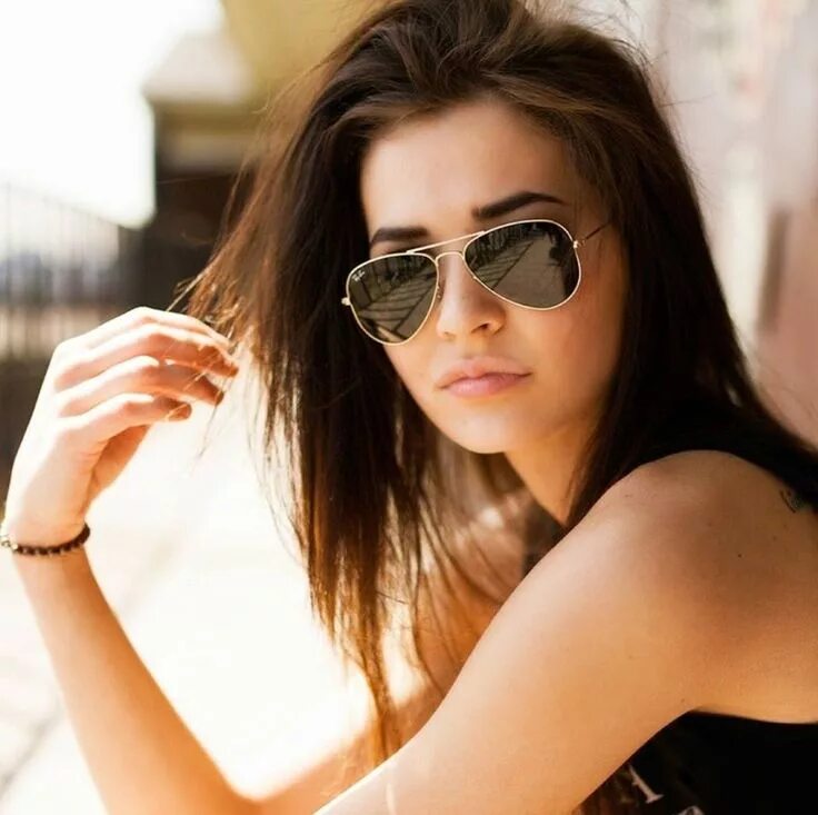 Красотка в очках фото Pin on Places to visit Sunglasses women, Amazing women, Types of sunglasses