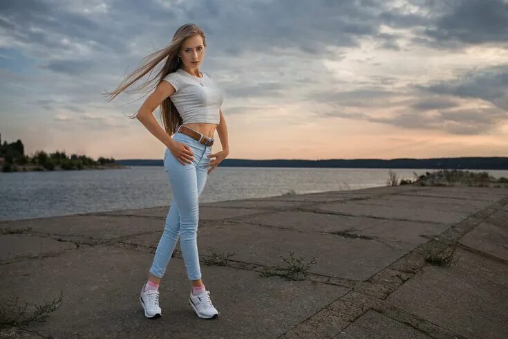 Красотки джинсах фото women's white short-sleeved crop top #women women outdoors #jeans legs crossed l