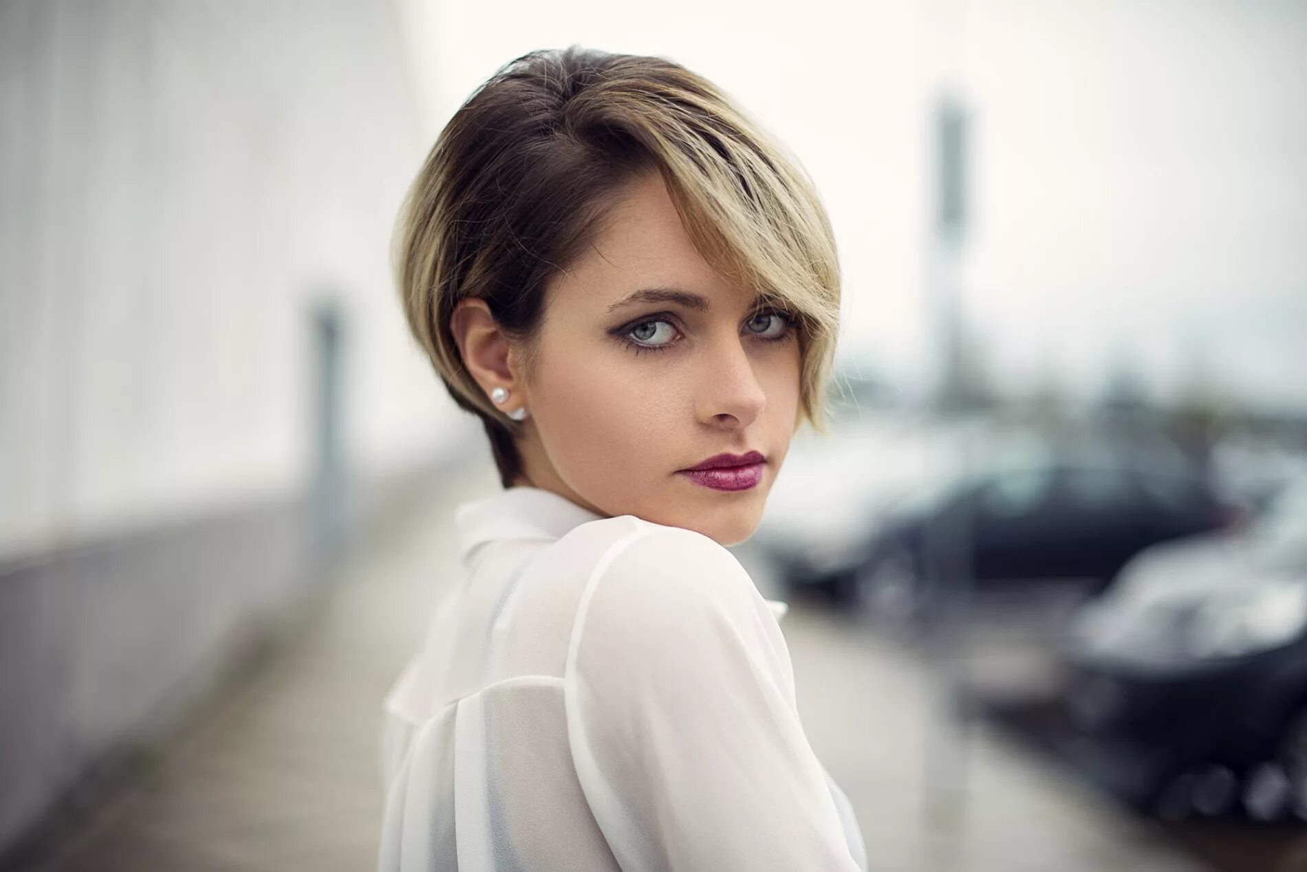 Красотки с короткой стрижкой Wallpaper : face, white, women, model, dyed hair, street, long hair, blue eyes, 
