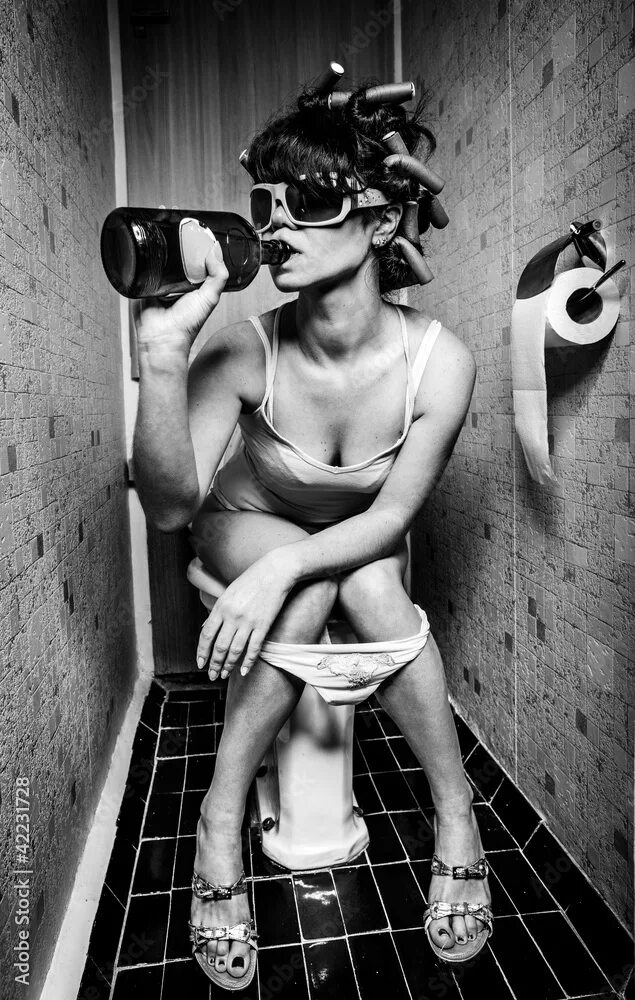Красотки в туалете фото girl sits in a toilet фотография Stock Adobe Stock