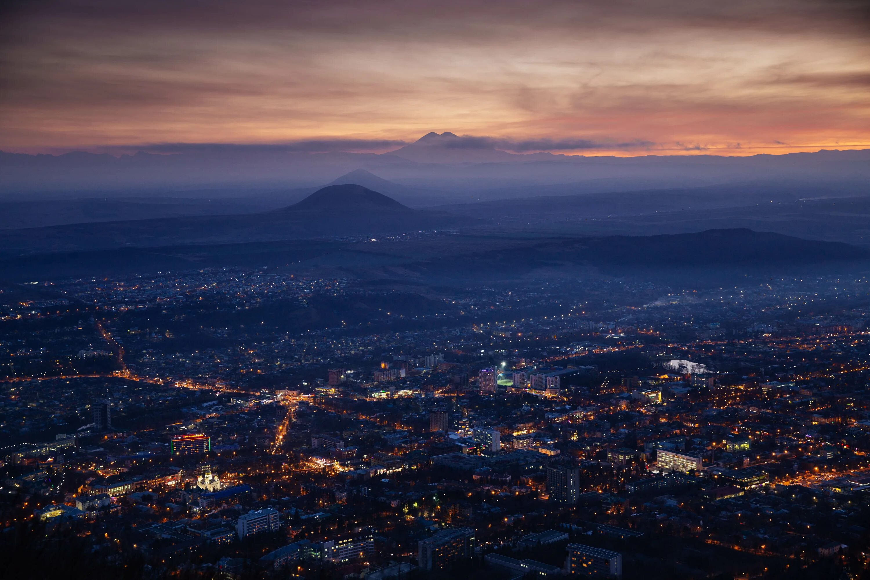 Красоты пятигорска фото Вечерний Пятигорск на фоне Эльбруса. Photographer Magomed Shapiev