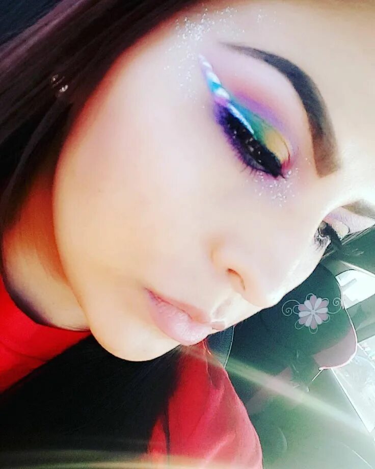 Красящие глаза фото Stop with your simple eye makeup: Unicorn horn eyeliner is here Simple eye makeu