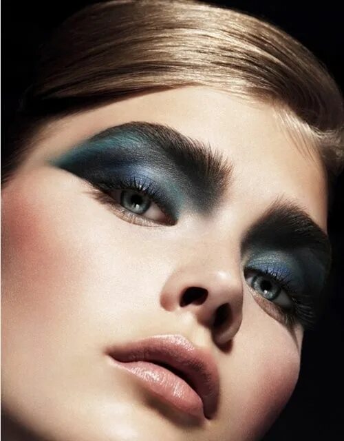 Кратко макияж Elle Beauty by Justin Cooper Make Up Is An Art Blue eye makeup, Smokey eye makeu