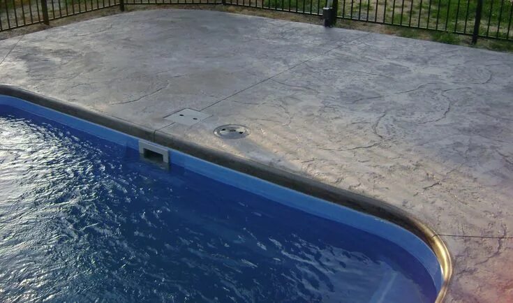 Край бассейна фото Pool Patio Materials: Stamped Concrete vs. Pavers Concrete pool, Pool tile, Conc