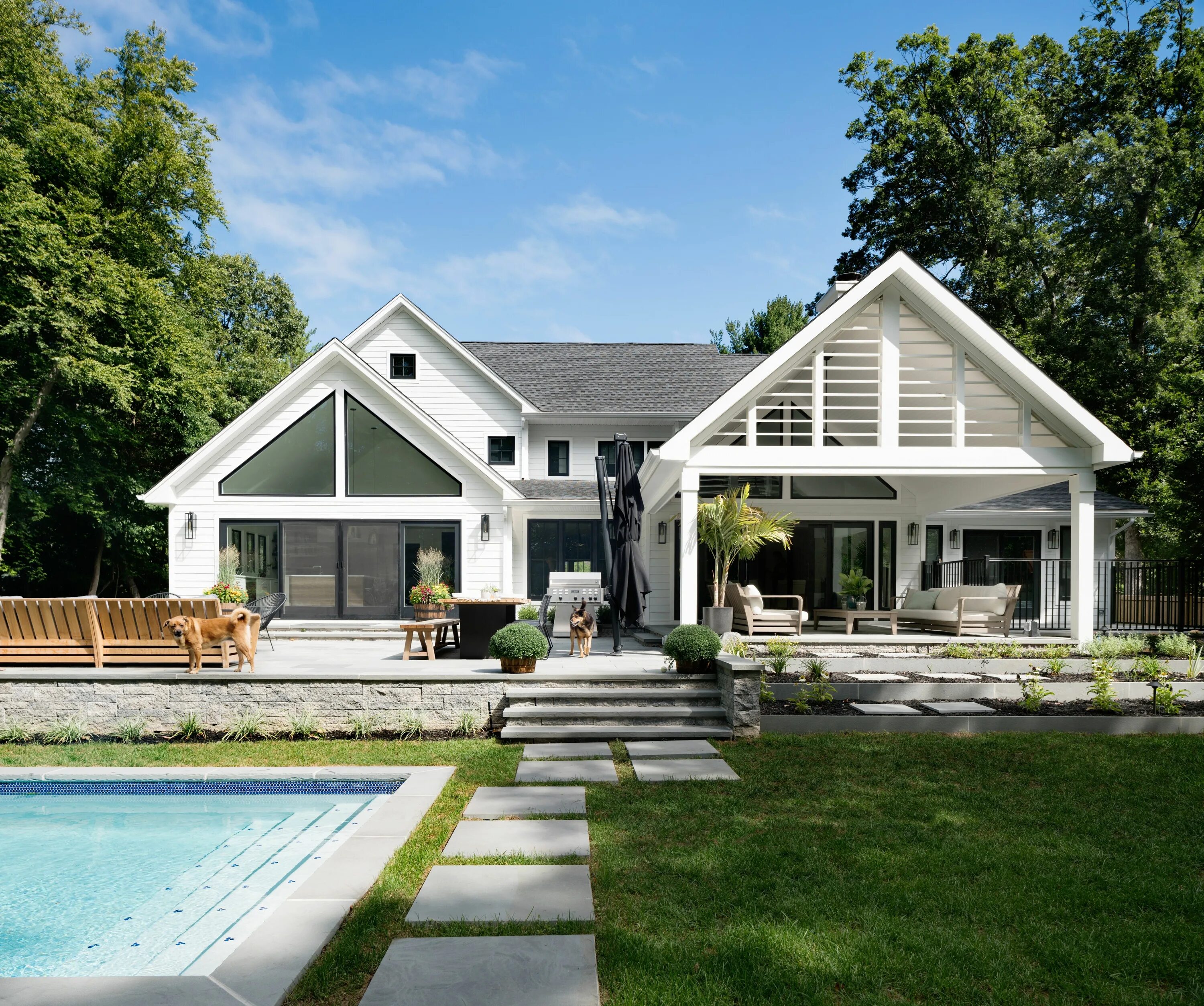 Край дома фото Rising Ridge Residence Modern Home Backyard Z+ Interiors Farmhouse style house, 