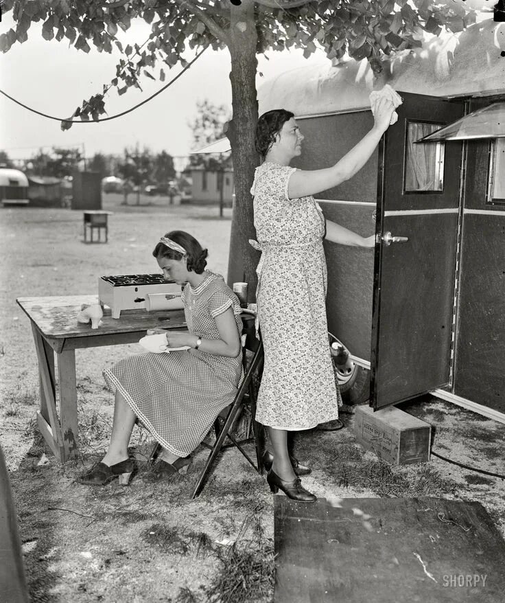 Край фото ретро Clean Living: 1937 high-resolution photo Vintage photos, Photo, Vintage campers 