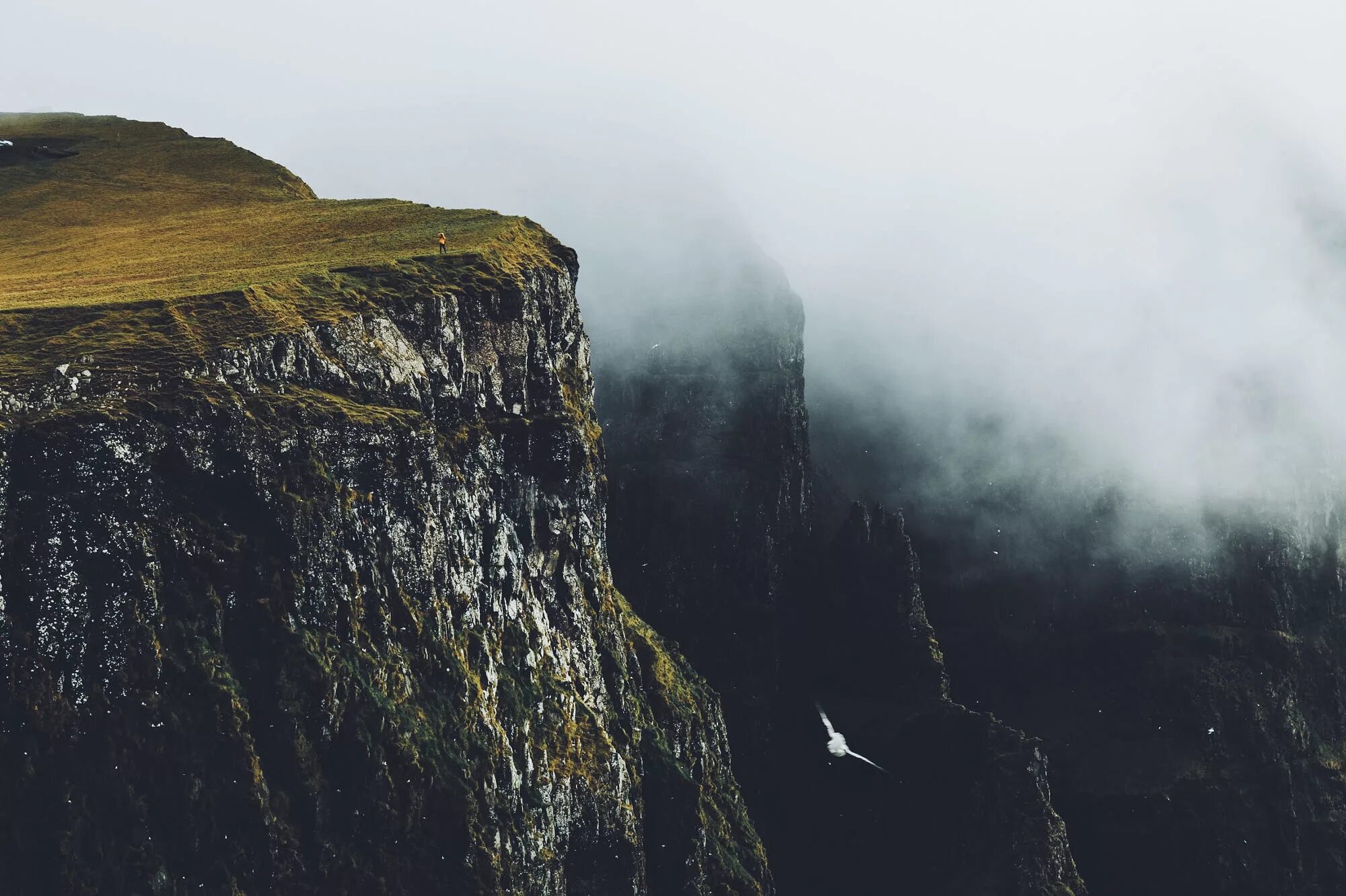 Край обрыва фото Wallpaper : landscape, environment, clouds, mountains 2000x1332 - zebro7 - 14246
