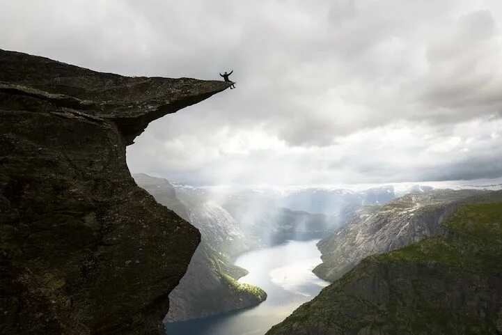Край пропасти фото Trolltunga: Crazy Rock in Norway Horizontally Hangs Out of Mountain Norway, Norw