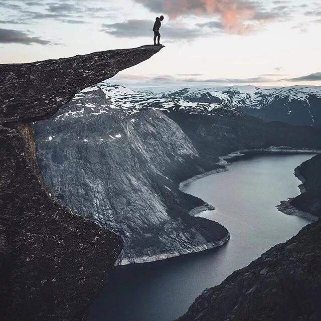 Край пропасти фото Trolltunga Норвегия. Ставь лайк ❤ Комментируй Подпишись ☑ Включайте уведомление 