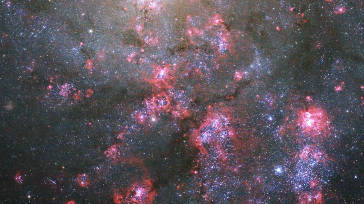Край вселенной фото Hubble Telescope discovers thousands of hot stars camouflaging a spiral galaxy (