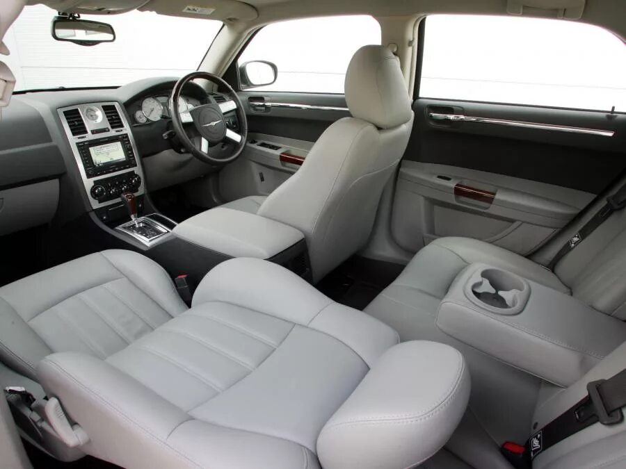 Крайслер фото салона Chrysler 300C 2007 года выпуска для рынка Великобритании и Ирландии. Фото 24. VE