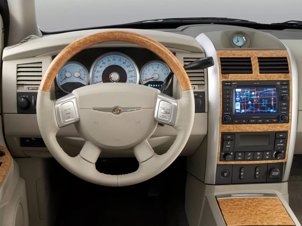 Крайслер фото салона Chrysler Aspen -н.в., внедорожник 5-дверный - технические характеристики, модель