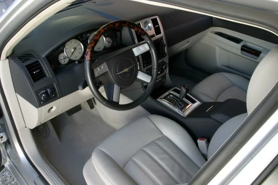 Крайслер фото салона Интерьер Chrysler 300C в кузове LX 2005 года выпуска. Фото 113. VERcity