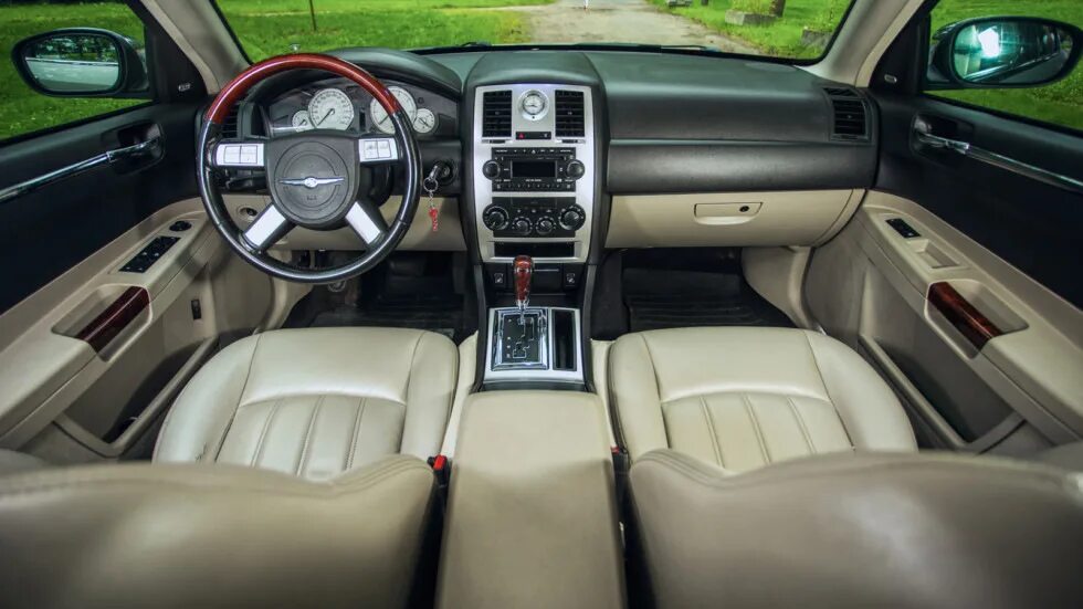 Крайслер фото салона Тест-драйв Chrysler 300C: Одомашненный волк - DRIVE2