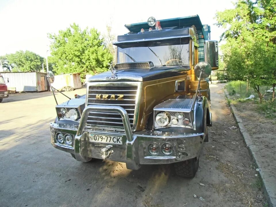 Краз тюнинг фото Вывел ручного дракона на прогулку)) - KRAZ 256, 9,9 л, 1982 года мойка DRIVE2