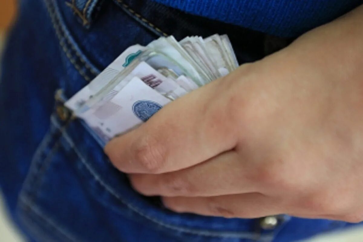 Кража денег фото Владимирский воришка обнес карманы спящего на лавочке - МК Владимир