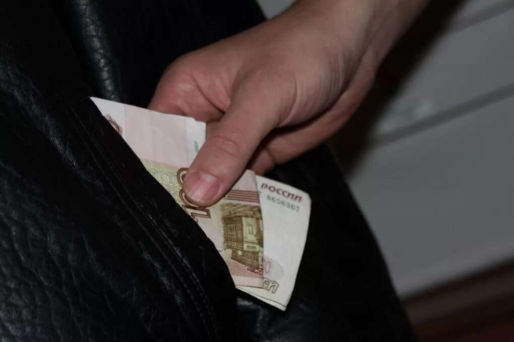 Кража денег фото Оренбуржец украл у одноклассника 12 тысяч рублей - МК Оренбург