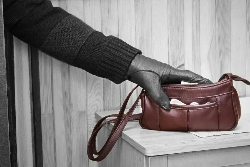 Кража сумочки В Тверской области сотрудница магазина лишилась сумки, пока убиралась - МК Тверь