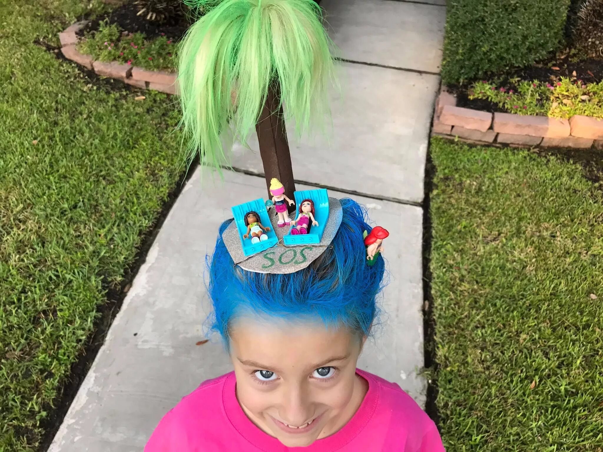 Креативная прическа для девочки Crazy Hair Day: Deserted Island with Lego Friends Crazy hair, Crazy hair days, C