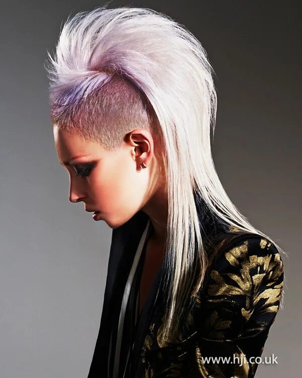 Креативная прическа женская на средние волосы Futuristic Punk chic hairstyle. #hair #haircolor #haircut #hairstyle #trends Pun